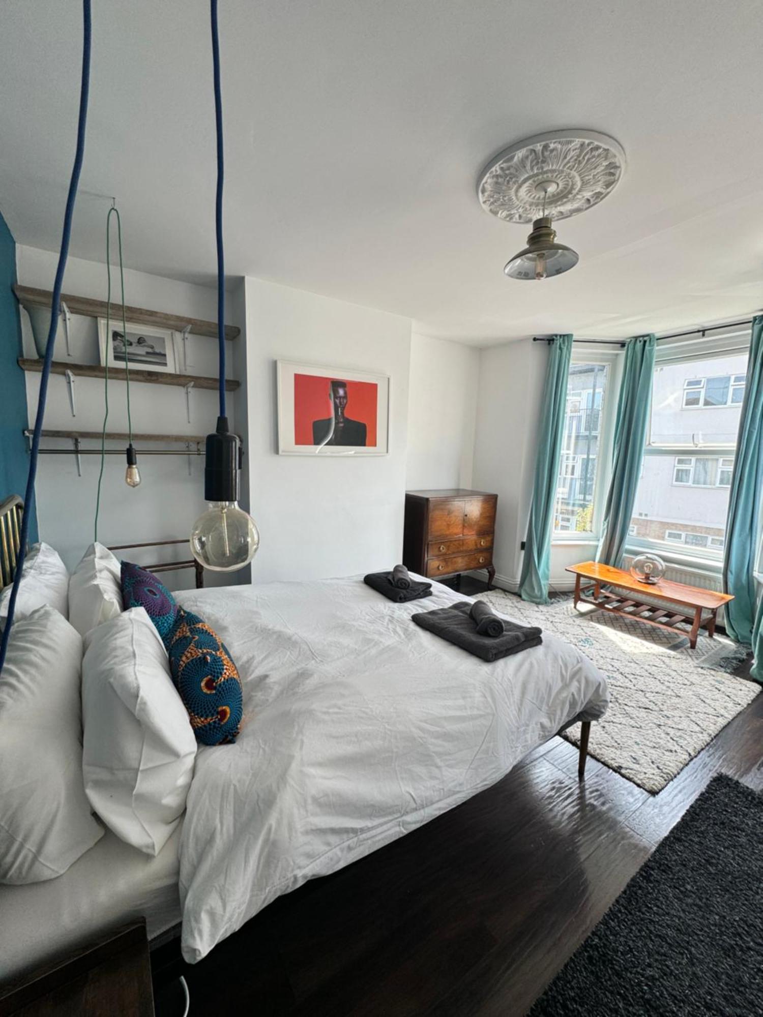 Eclectic Seaside 4 Bedroom Artists Holiday home