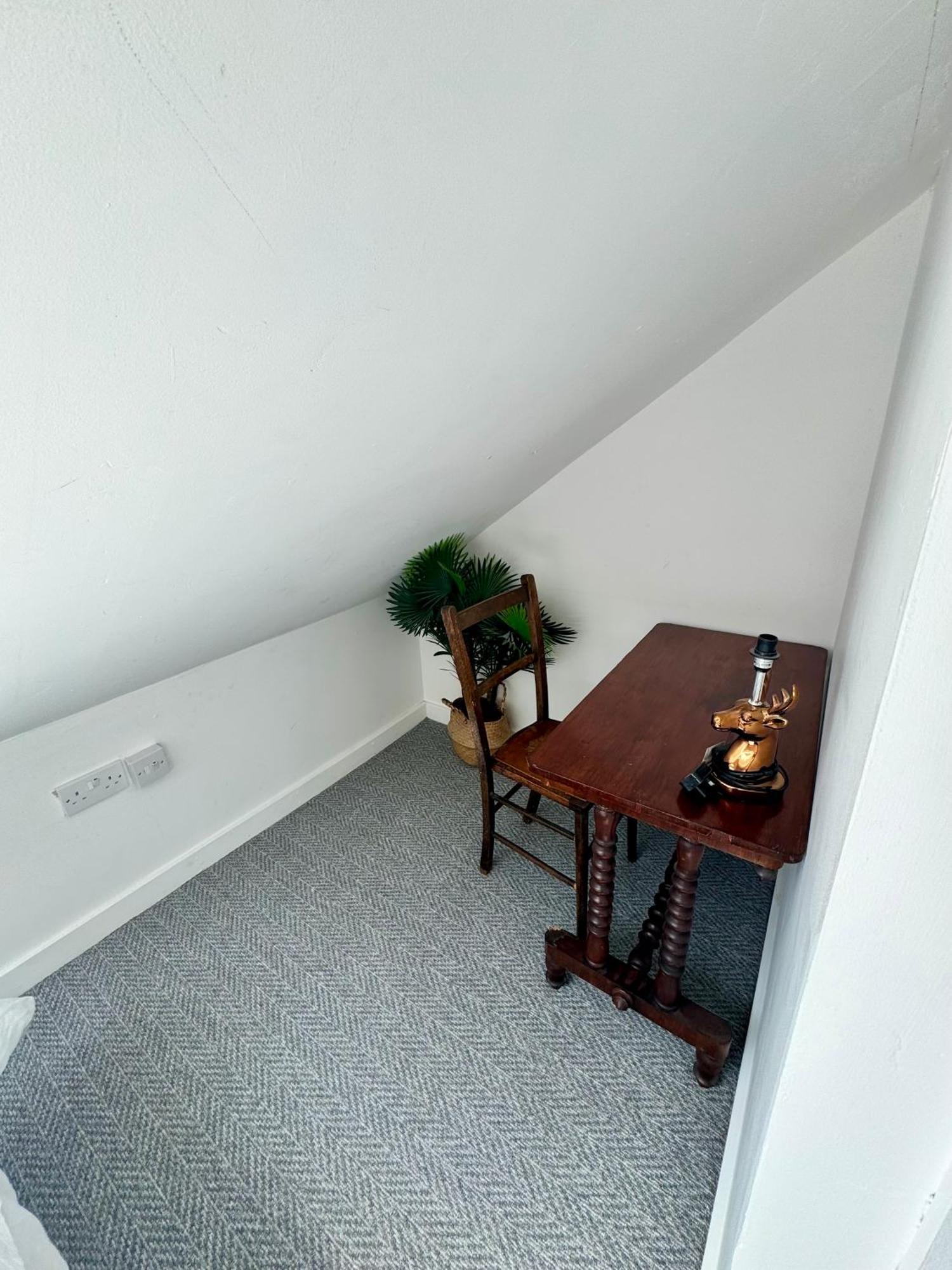 Eclectic Seaside 4 Bedroom Artists Holiday home *